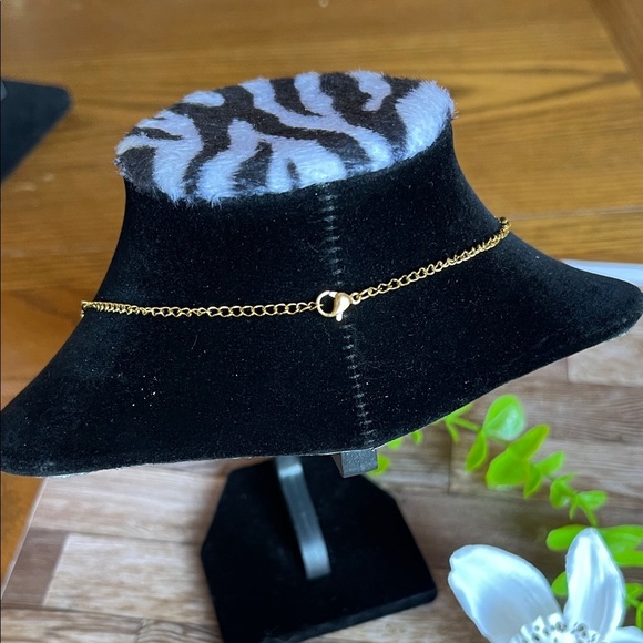 Chic Gold Floral Pendant Necklace - Picture 3 of 6